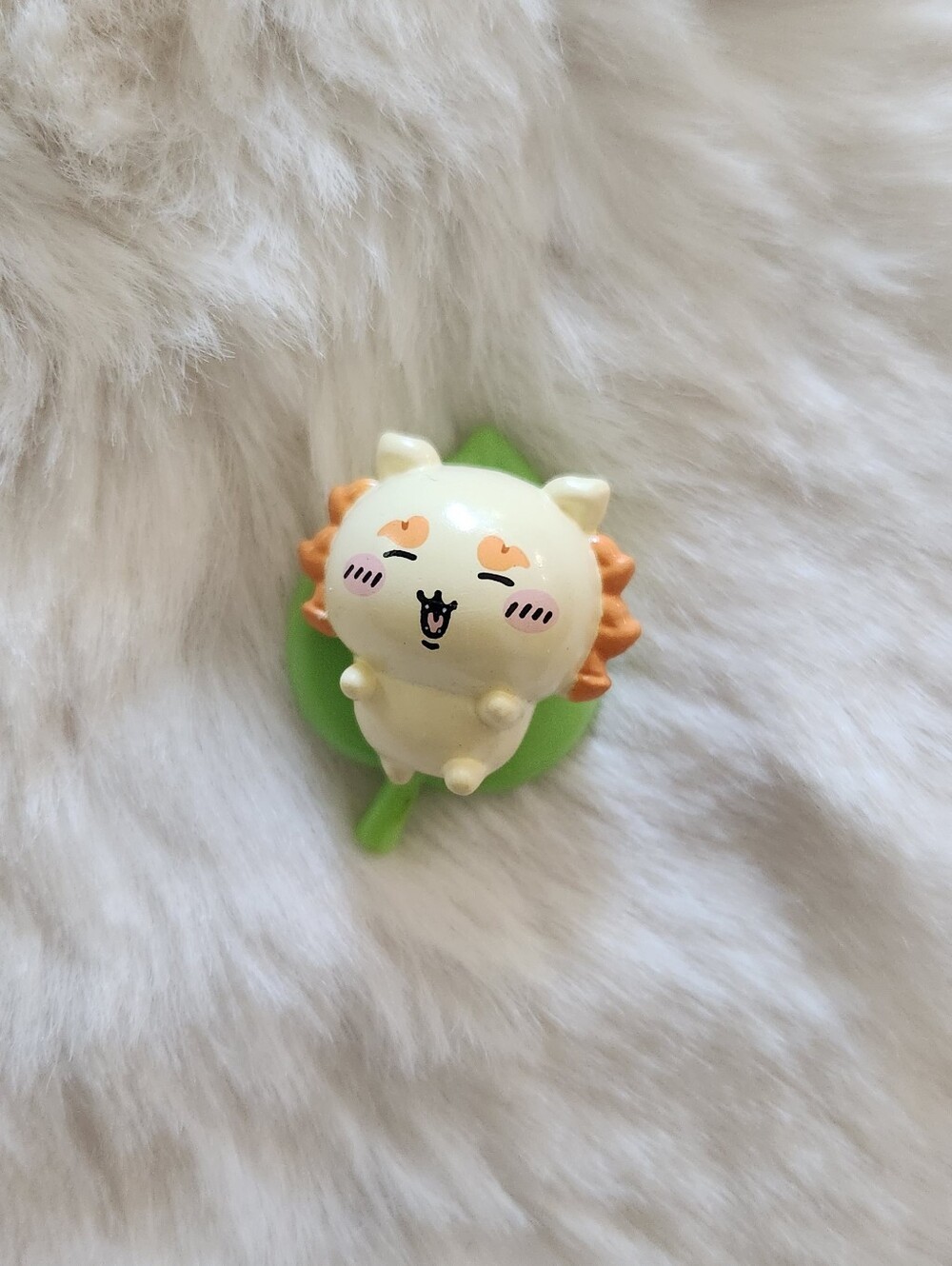 Chiikawa shisa sleeping on a leaf figure